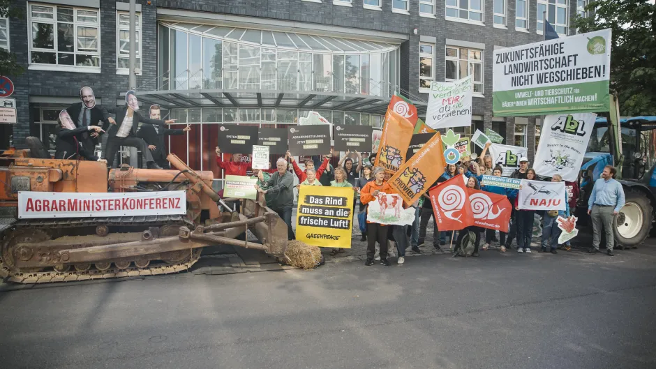 Blick auf den Protest vor der Sonder-Agrarministerkonferenz am 10.07.2025 in Berlin von Wir haben es satt!/Meine Landwirtschaft.